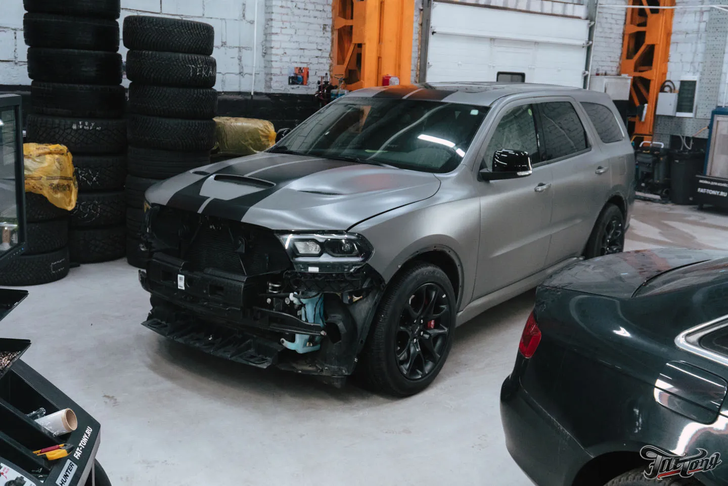 Оклейка Dodge Durango SRT матовым полиуретаном, обработка керамикой, фирменный шиномонтаж на стендах Hunter